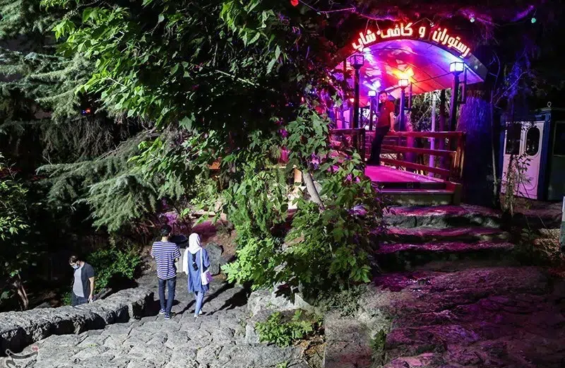 پارک جمشیدیه و فضای سنگی در شب